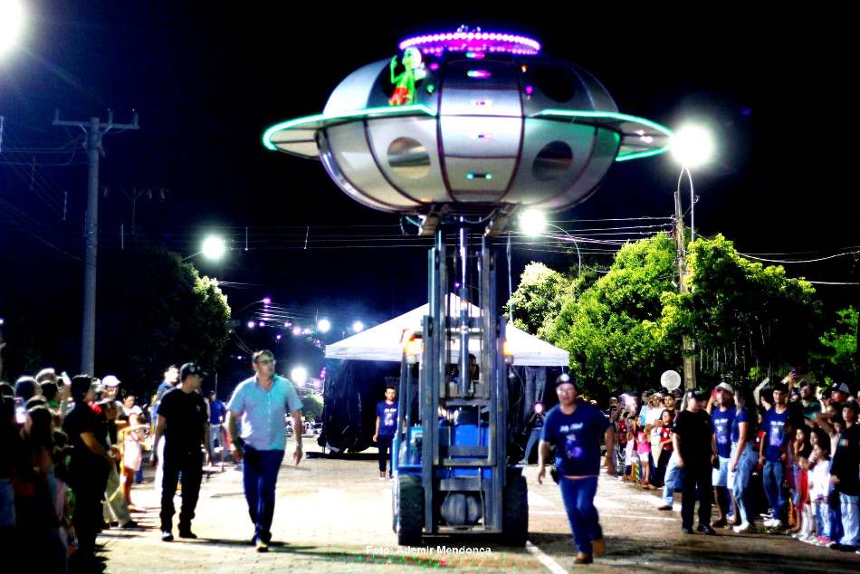 Em Caracol, Papai Noel chega de nave extraterrestre e encanta multidão no Natal de Luzes