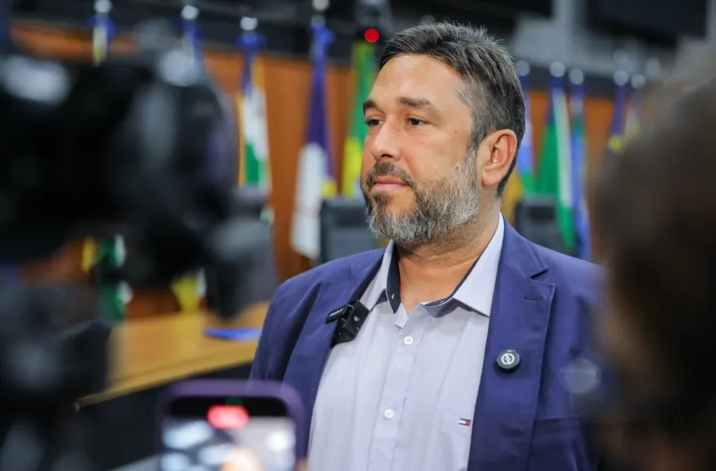 Prefeito paga abono de R$ 5 mil para quase 1 mil servidores da Educação