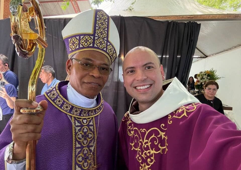 Frei Gilson Comemora 12 Anos de Sacerdócio em Meio à Multidão Recorde