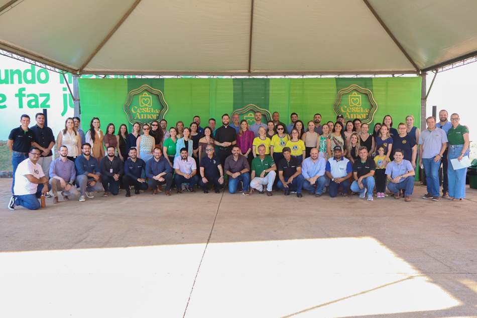 Sicredi Centro-Sul MS/BA realiza entrega simbólica da Cesta de Amor 2025