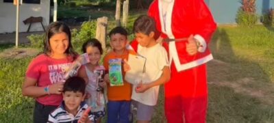Vereador Marcelo se veste de Papai Noel e leva a magia do Natal às crianças do distrito de Alto Caracol com entrega de brinquedos