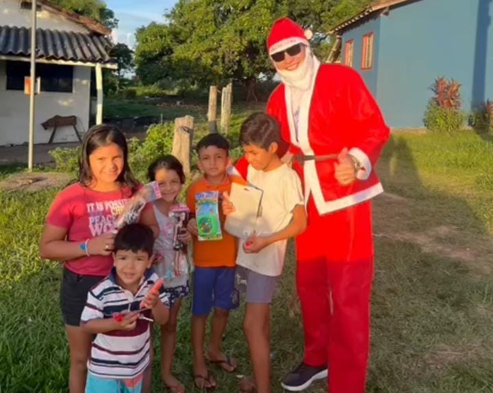 Vereador Marcelo se veste de Papai Noel e leva a magia do Natal às crianças do distrito de Alto Caracol com entrega de brinquedos