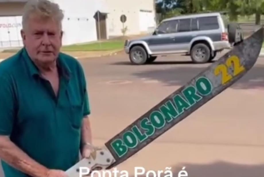 Morador de Ponta Porã viraliza após picotar havaianas com “facão do Bolsonaro”