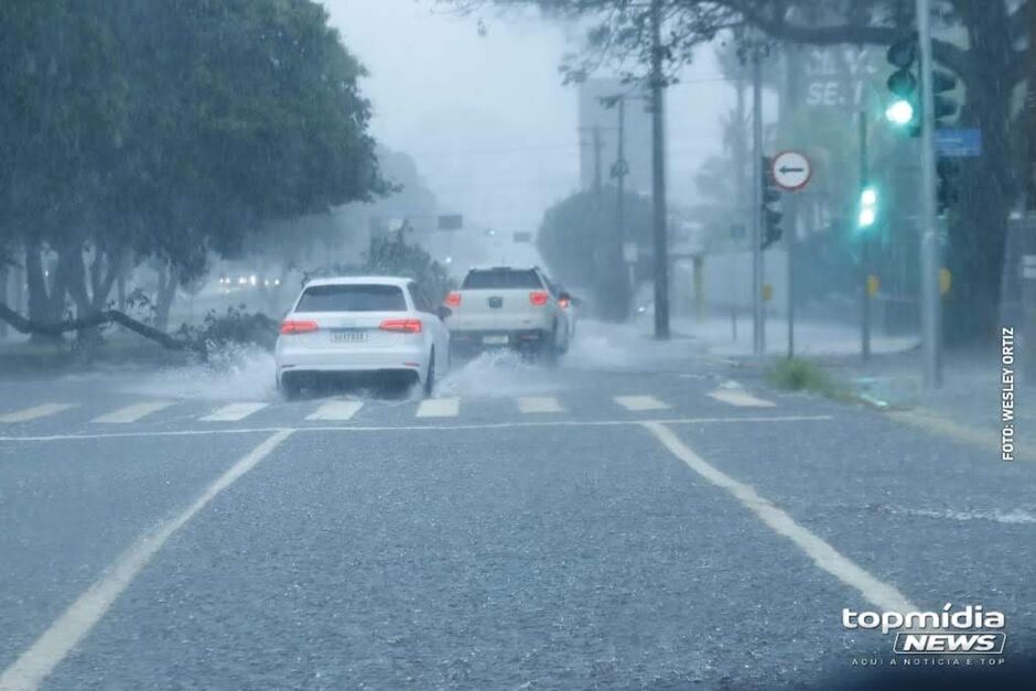 Tempestades com ventos de 100 km/h e queda de granizo dará trégua a calorão de MS