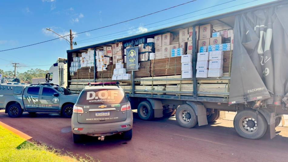 DOF apreende cigarros e agrotóxicos em meio a carga de madeira