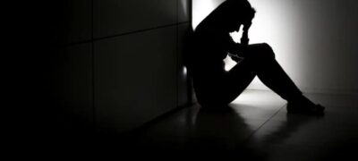 Depressão na adolescência: estudo mostra que sentimentos como isolamento social e solidão estão no topo da lista