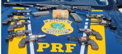 PRF apreende fuzil, revólveres e dinheiro escondidos em carro