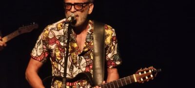 Na Capital, Jerry Espíndola celebra 43 anos de carreira com “40 Tons” no Teatro Prosa com casa lotada