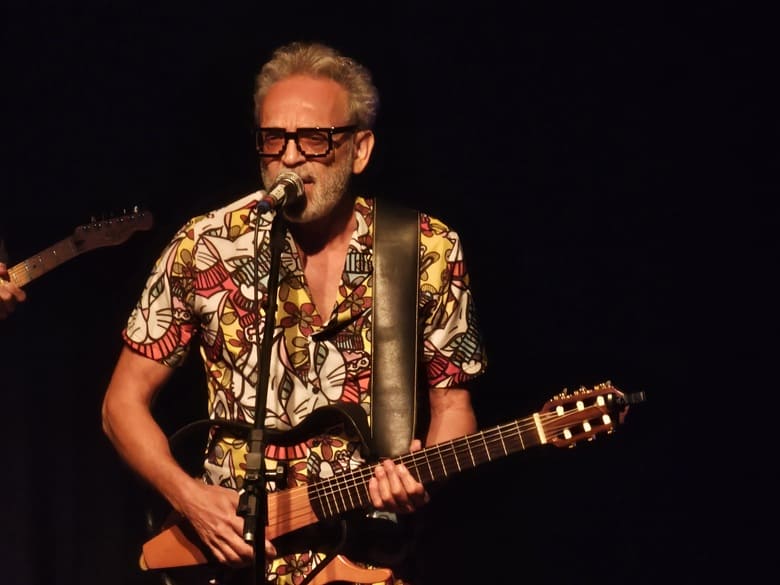 Na Capital, Jerry Espíndola celebra 43 anos de carreira com “40 Tons” no Teatro Prosa com casa lotada