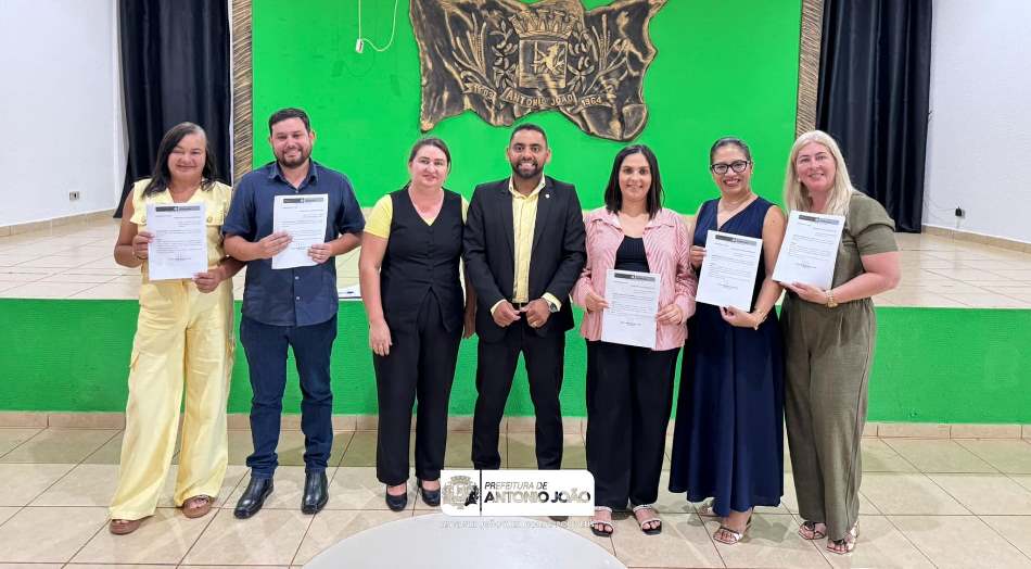 Antônio João garante reajuste salarial aos profissionais da educação com aprovação em sessão extraordinária