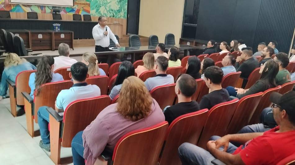 Presidente Jelson Bernabé pede unidade e qualidade nos serviços em reunião com servidores