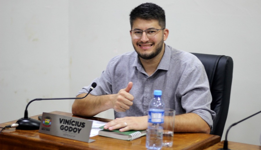Vereador Vinicius Godoy pede informações sobre entrega de uniformes e kits escolares