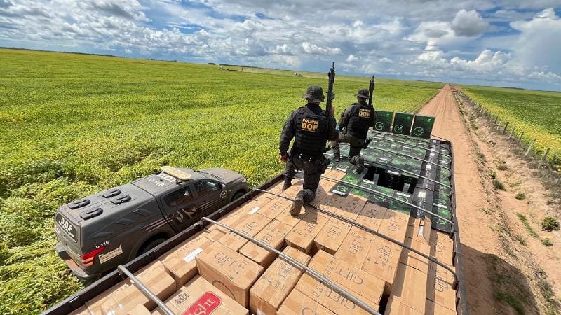 Com apoio do helicóptero Harpia, DOF apreende caminhão com 27,5 mil pacotes de cigarros