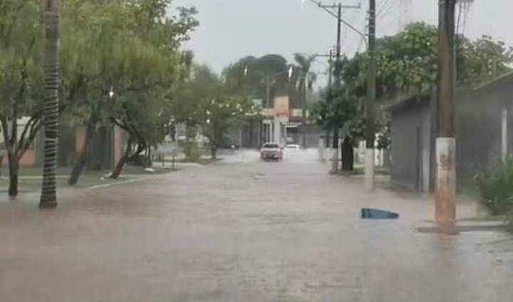 Chuva de 110 milímetros provoca alagamentos e deixa ruas intransitáveis em Bela Vista