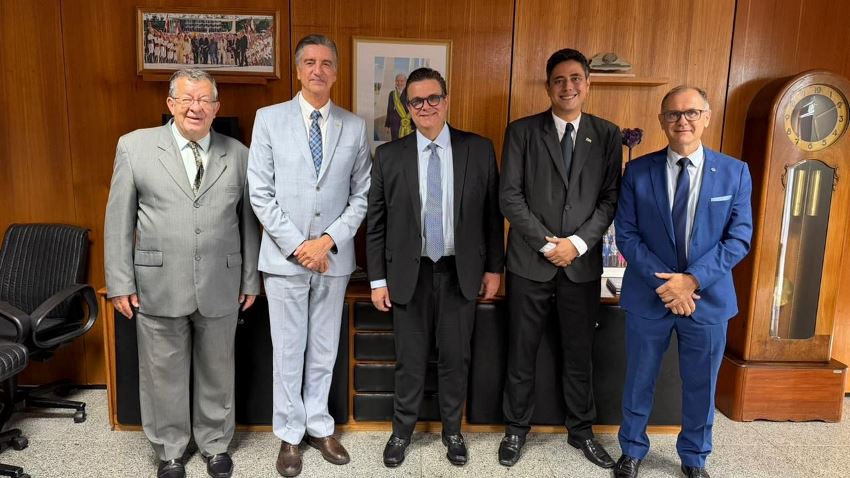 Prefeito Gabriel Boccia entrega ao ministro da Previdência pedido de reativação dos serviços do INSS em Bela Vista