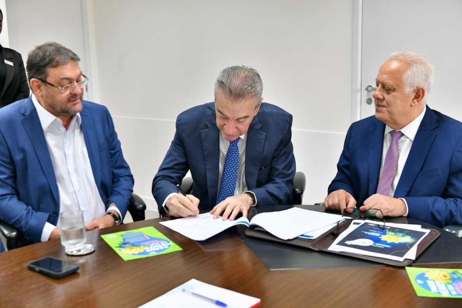 Paulo Corrêa participa de convênio que prevê redução de até 20% no consumo de energia de servidores