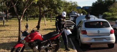 Mulher descobre traição e atropela marido e suposta amante em Campo Grande