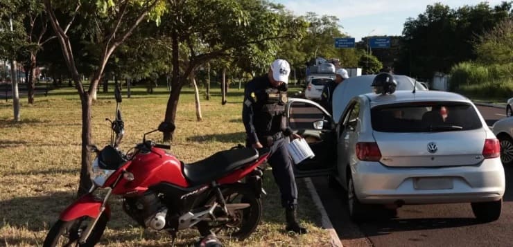 Mulher descobre traição e atropela marido e suposta amante em Campo Grande