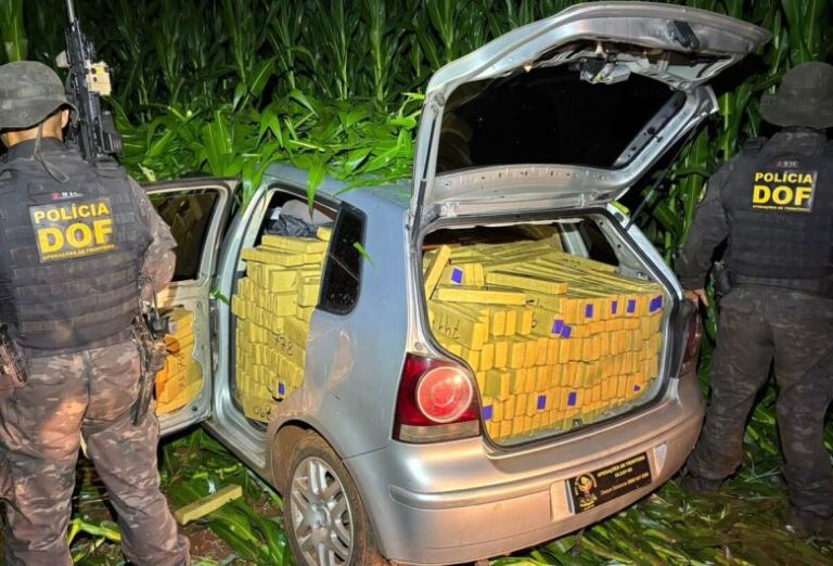 Veículo com quase 1t de maconha é encontrado abandonado em milharal