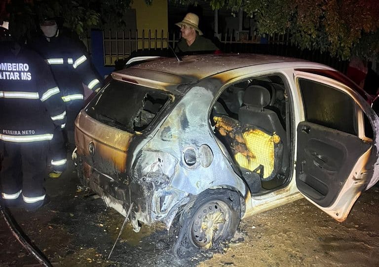 Porto Murtinho: Incêndio criminoso destrói veículo durante a madrugada; polícia investiga autoria