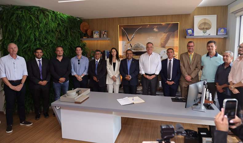 Vereadores prestigiam posse de secretária na prefeitura de Ponta Porã