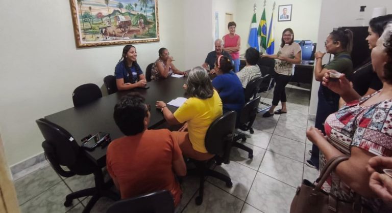 Membros do Projeto SCFV +60 de Caracol surpreendem Prefeito Municipal com cantata