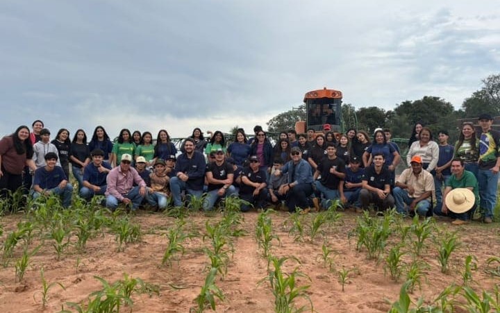 Parceria entre Escola, AGRAER e Produtor Rural fortalece aprendizagem prática dos estudantes.