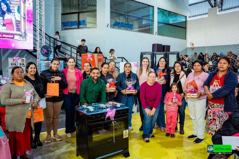 Coração de Mãe: Antônio João Realiza a Maior Festa da História para Celebrar as Bases da Nossa Gente