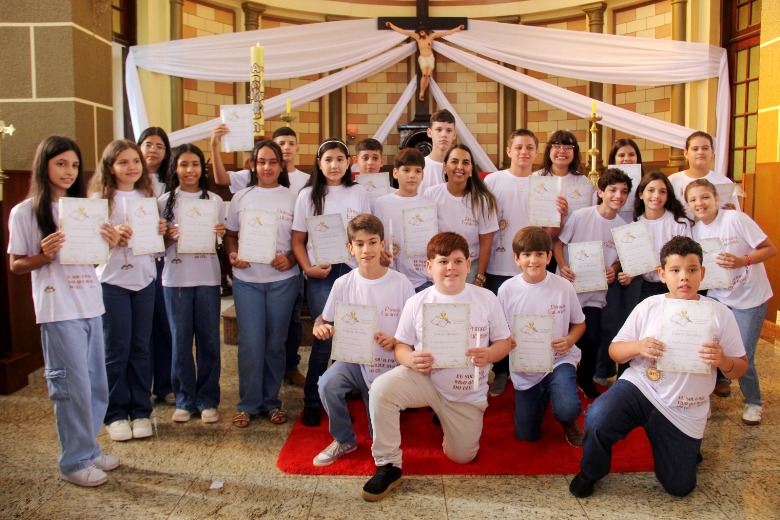 “Celebração da Eucaristia emociona comunidade: 44 jovens recebem a Primeira Comunhão em Bela Vista”