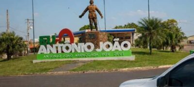 Homem é detido após lavar raízes de mandioca em tanque batismal de igreja em Antônio João
