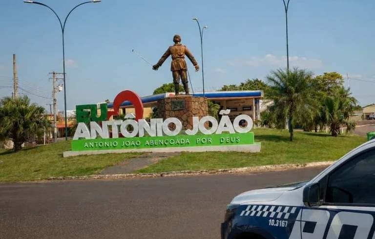 Homem é detido após lavar raízes de mandioca em tanque batismal de igreja em Antônio João