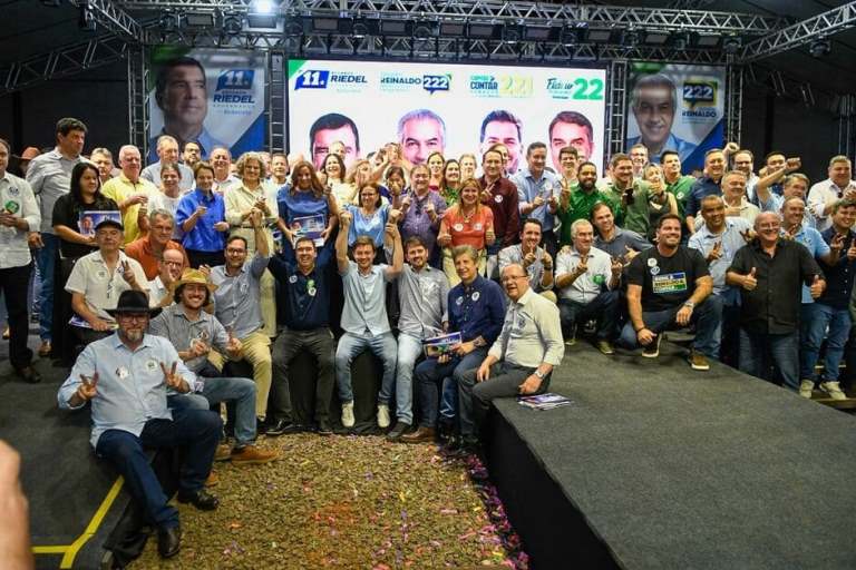 Riedel e Reinaldo mostram força e reúnem 77 prefeitos de MS em Campo Grande