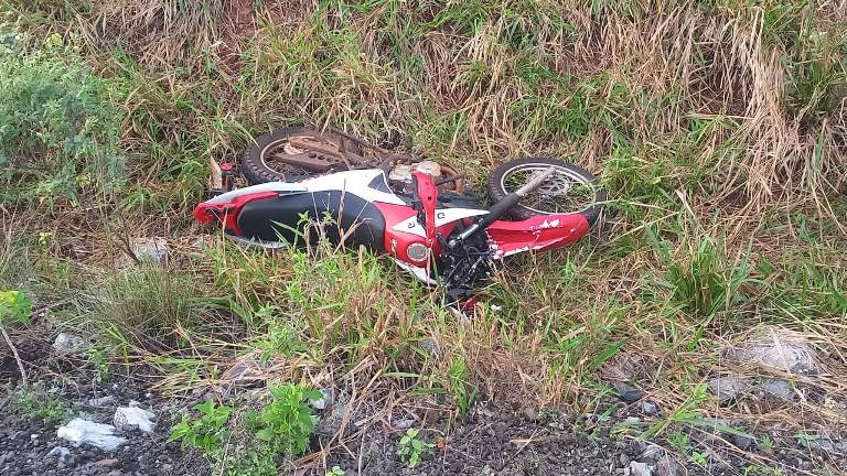 Motociclista sofre acidente próximo à rotatória no bairro Serradinho