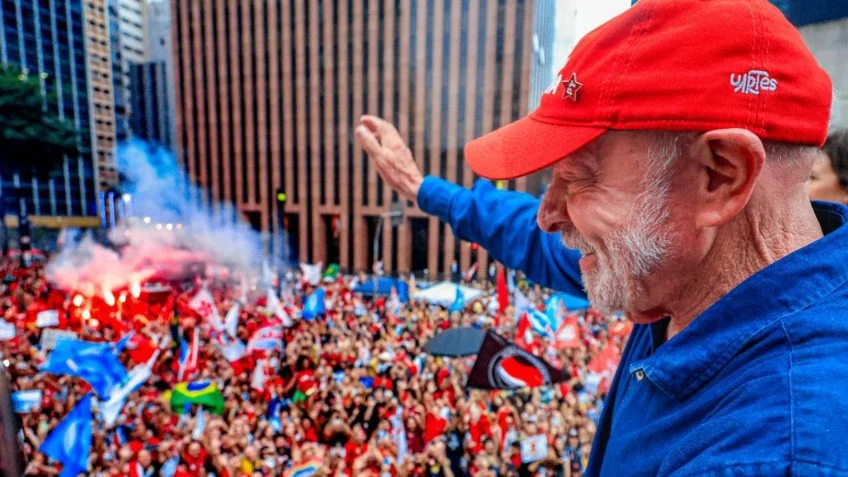 Lula é reeleito para quarto mandato como presidente do Brasil