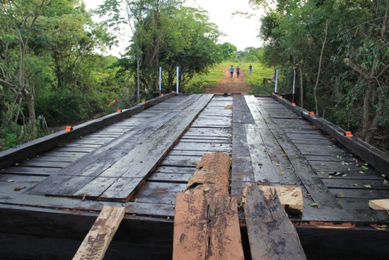 Prefeitura constrói nova ponte de madeira sobre o Córrego Alto Sapucaí