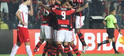 Em estádio lotado, Flamengo bate Internacional e cola no G4