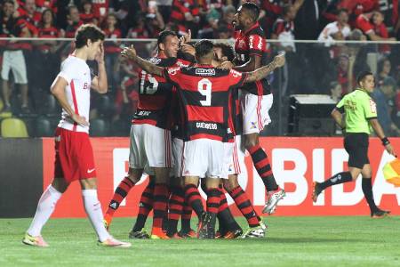 Em estádio lotado, Flamengo bate Internacional e cola no G4