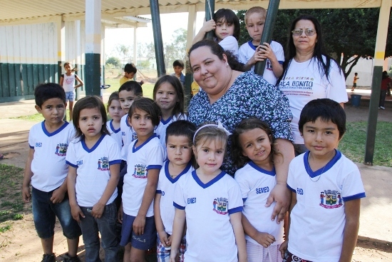 Secretaria de Educação de Bela Vista entrega camisetas de uniforme escolar