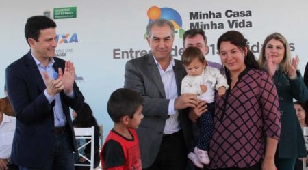 Azambuja participa da entrega de 1015 casas em Porta Porã e garante área de lazer para as famílias