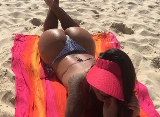 De biquíni, Mulher Melancia mostra frente e verso em dia de sol no Rio