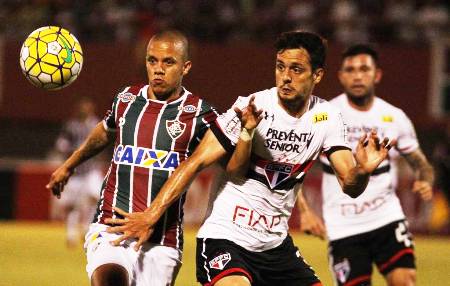 São Paulo vira para cima do Flu e se afasta da zona de rebaixamento
