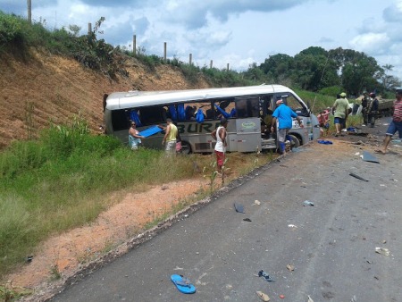 Batida trágica entre carreta e Micro-ônibus nas proximidades do Distrito Caracol com mortos e feridos