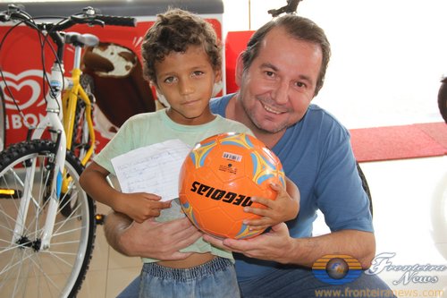 Papai Noel da Drogaria Drogaline entrega 10 bicicleta e realiza sonho em Bela Vista  