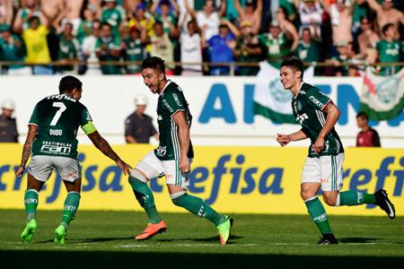 Willian desencanta, e Palmeiras goleia Linense antes do Derby