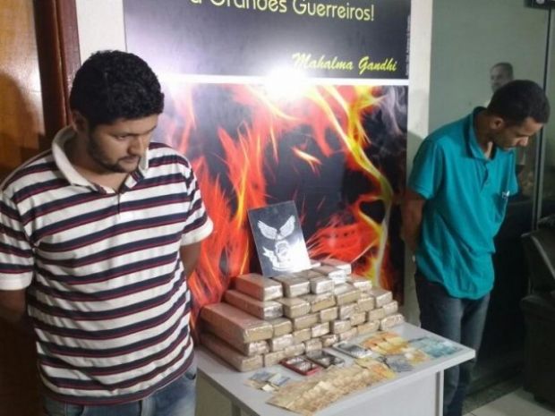 Kadett quebra e traficante com família é preso com 26 kg de maconha