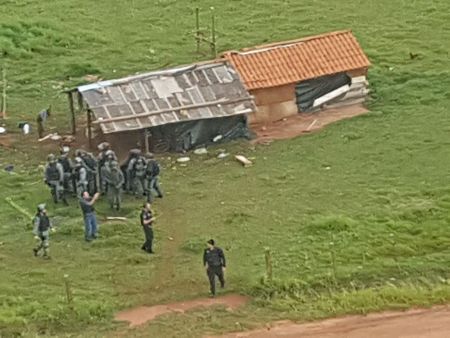 Polícia faz megaoperação em busca de armas em fazenda invadida por indígenas