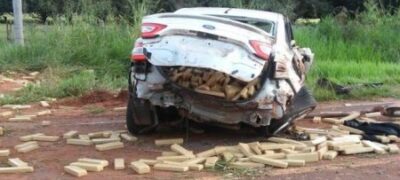 Jovem capota carro de luxo carregado com 998 kg de maconha na BR-060