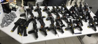 Caminhão que saiu de MS carregado com maconha, fuzis e pistolas é apreendido