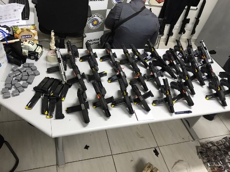 Caminhão que saiu de MS carregado com maconha, fuzis e pistolas é apreendido