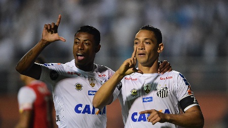 Zagueiros salvam, Santos bate Santa Fe e retoma liderança na Liberta